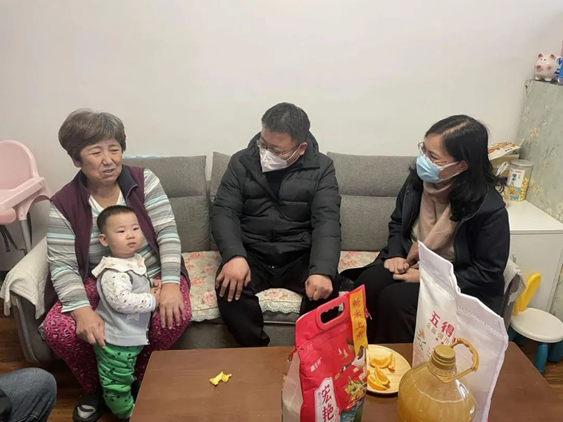 董事長參加“人大代表、政協(xié)委員走進社區(qū)，開展居民議事協(xié)商”活動.jpg